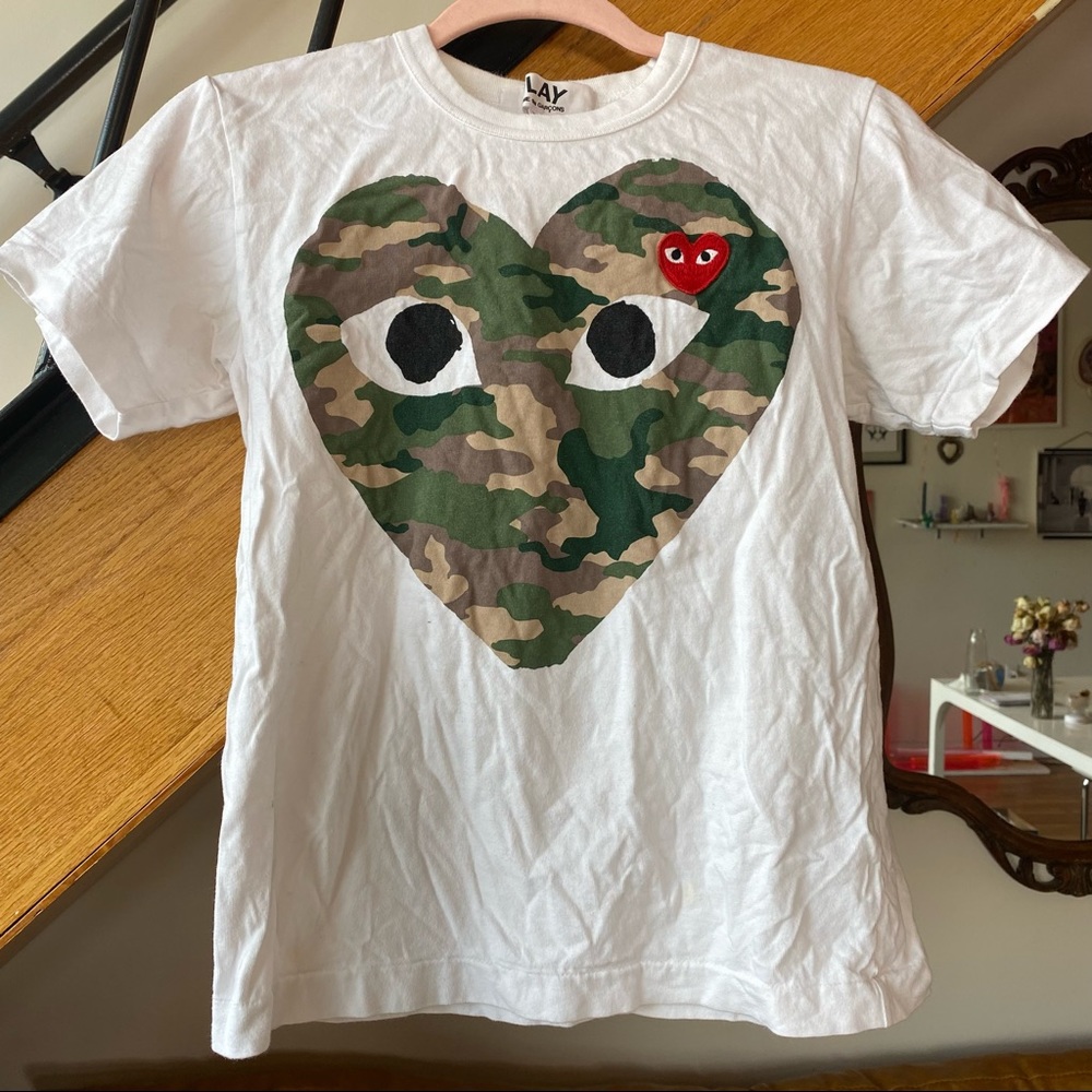 COMME des GARÇONS PLAY tshirt! CamO heart with red heart patch.
